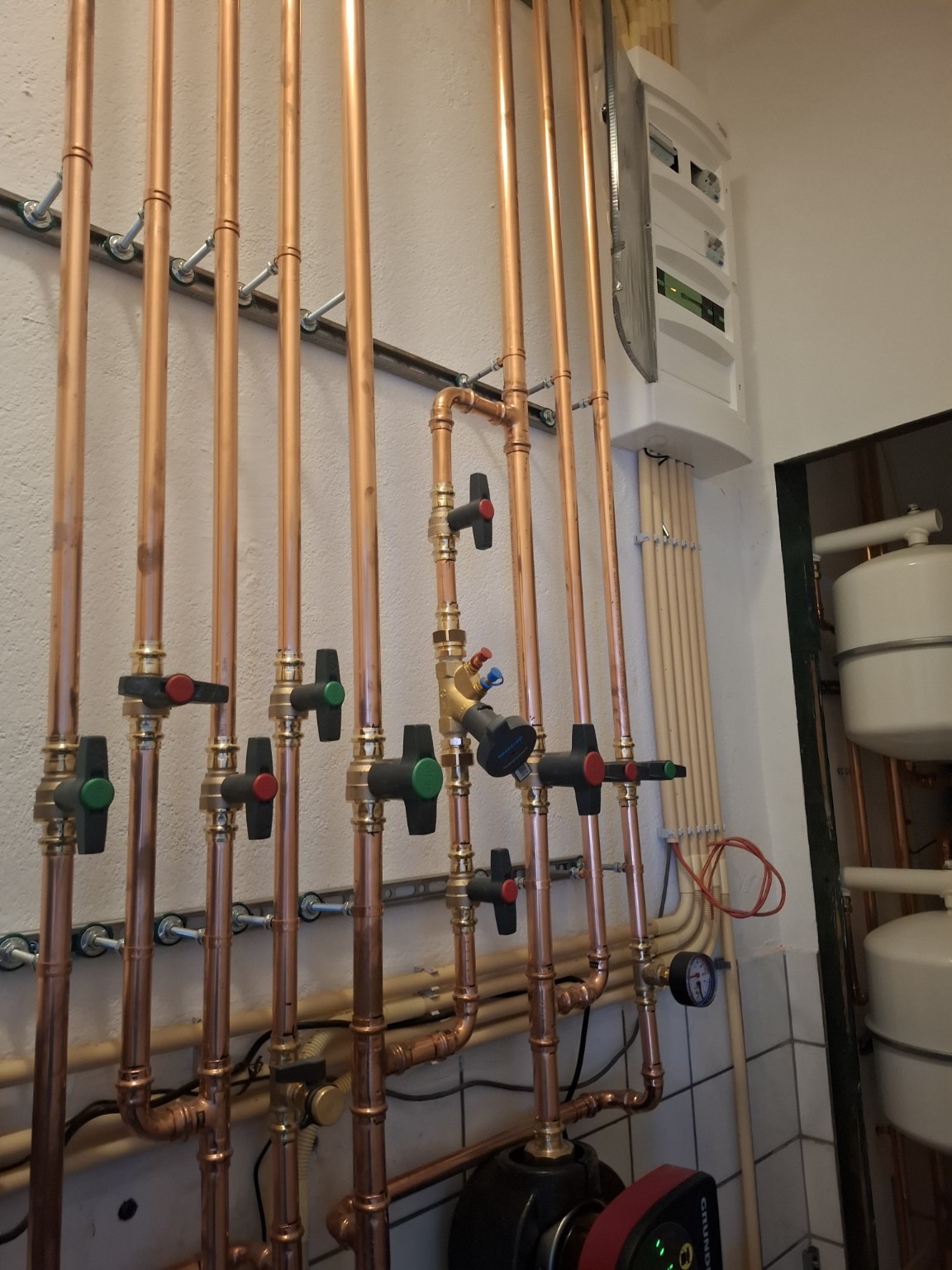 Centrale hydraulische installatie met circulatiepomp