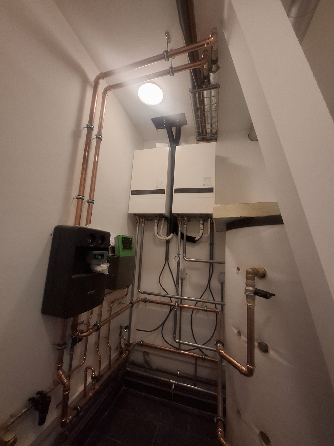 Technische ruimte met twee toestellen, hydrauliek en warmteopslag