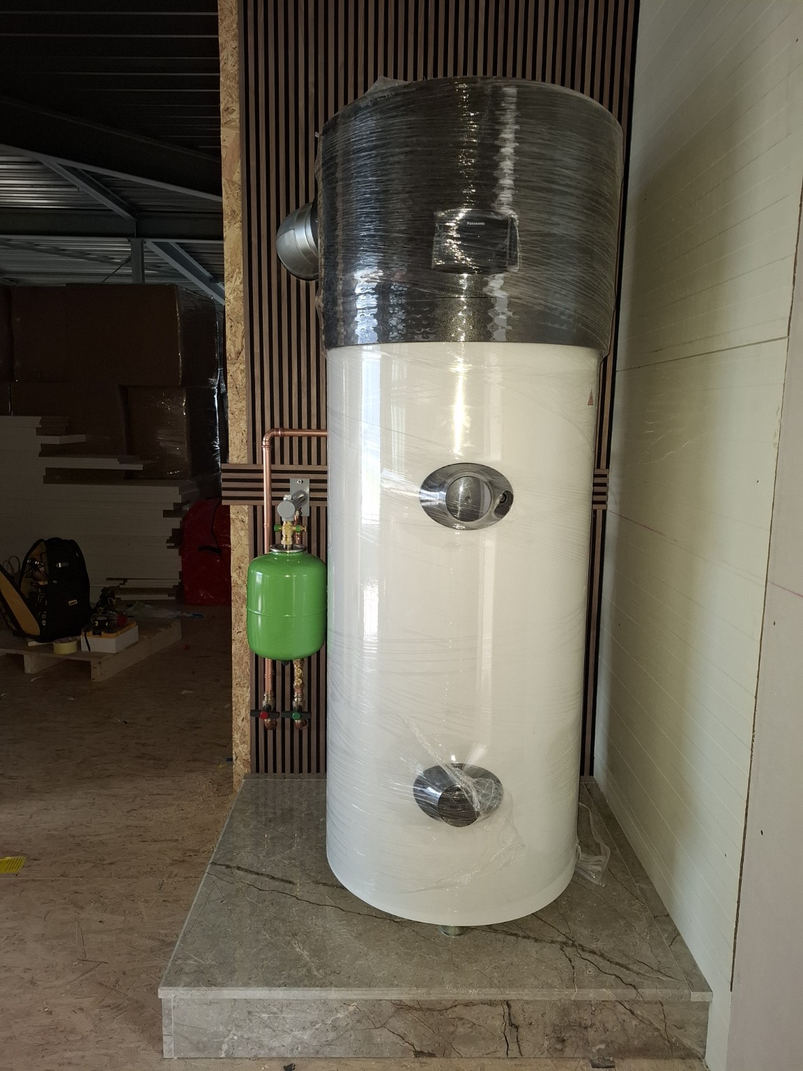 Groot warmteopslagvat met expansievat en koperen leidingwerk